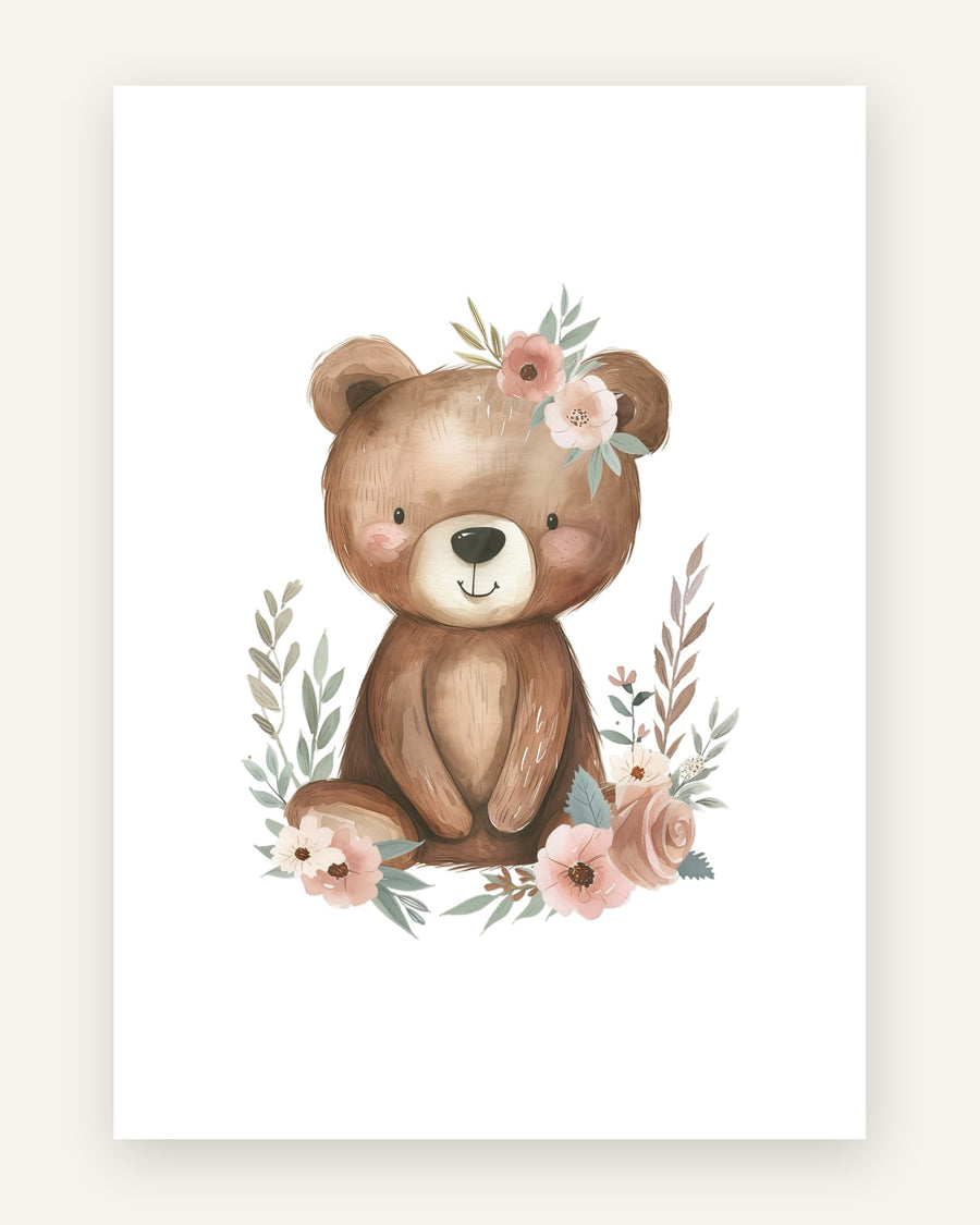 Sød børneplakat med en brun akvarelbjørn med en blomsterkrans af lyserøde blomster og salviegrønne blade, til pigeværelset.