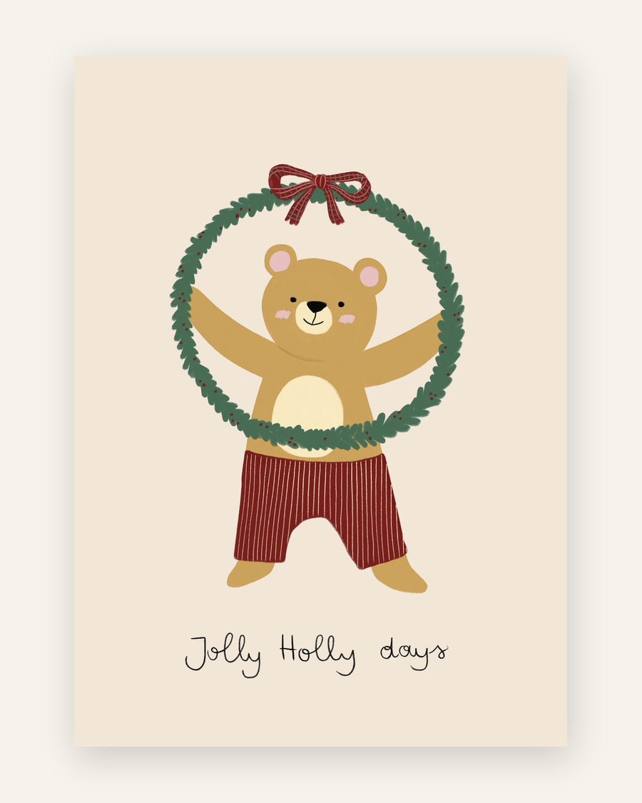 Sød børneplakat med en karamelbrun bjørn i rødstribede bukser med en grøn julekrans og teksten jolly holly days, til børneværelset.