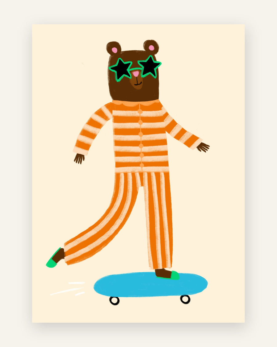 Legende børneplakat med en brun bjørn i orange stribet tøj og grønne stjernebriller på et blåt skateboard, til børneværelset.