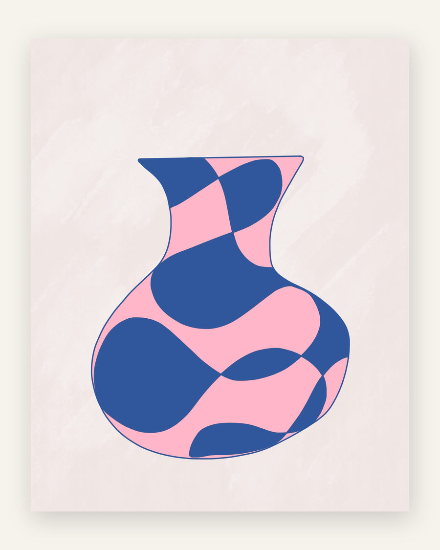 Plakat med vase i bølget ternet mønster i pink og koboltblå på lys grårosa baggrund