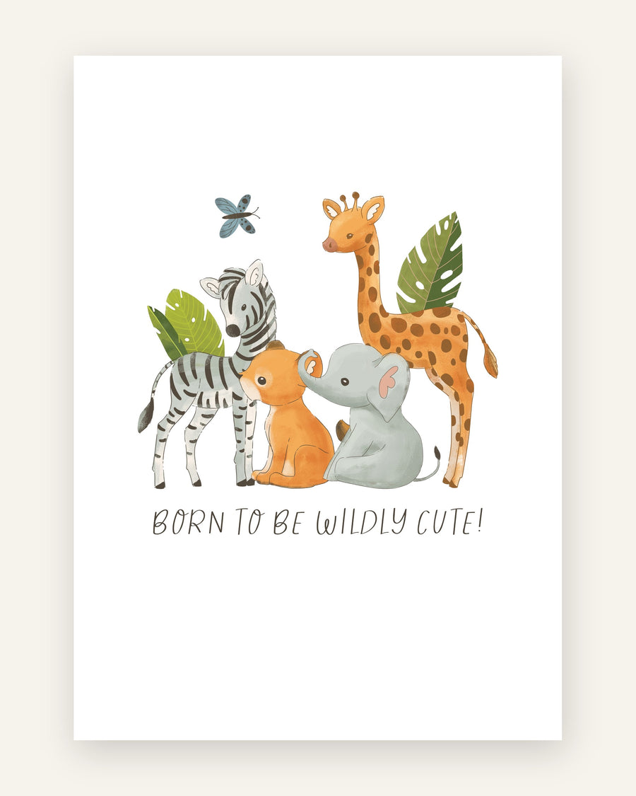 Børneplakat i akvarel med zebra, løveunge, elefant og giraf blandt blade og en sommerfugl under teksten Born to be wildly cute til børneværelset