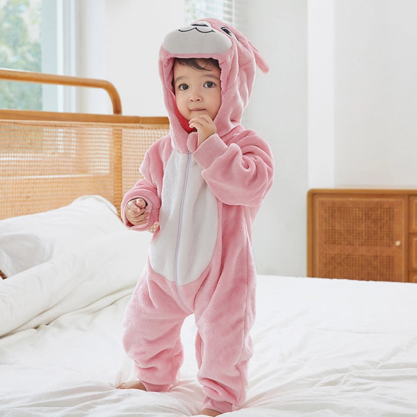 Et nuttet og blødt kænguru-kostume til børn i lysebrunt flannel. Dragten har en hvid mave med en lille kænguruunge i pungen, en lang hale og en hætte med ører og et sødt kænguruansigt.