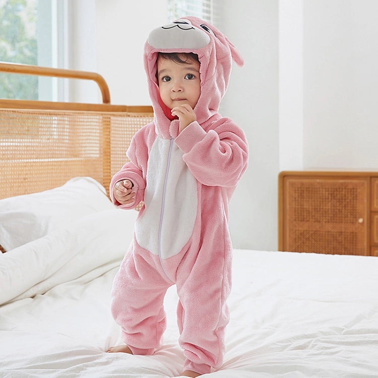 Et nuttet og blødt kænguru-kostume til børn i lysebrunt flannel. Dragten har en hvid mave med en lille kænguruunge i pungen, en lang hale og en hætte med ører og et sødt kænguruansigt.