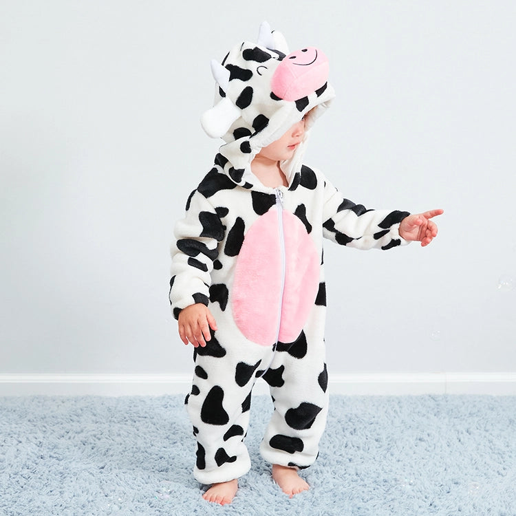 Dette billede viser et nuttet og blødt ko-kostume til børn, lavet af hvidt og sort plettet flannel. Dragten har en praktisk lynlås foran og en hætte med et sødt ko-ansigt, små horn og ører, hvilket gør den ideel til både leg og fastelavn.