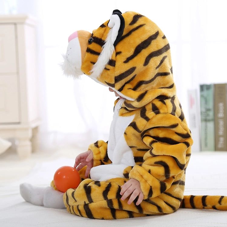 Et charmerende og livagtigt tigerkostume til børn, der består af en detaljeret maske med ører og striber, et par matchende bløde poter til fødderne samt en lang, stribet hale, der fuldender det vilde udtryk.