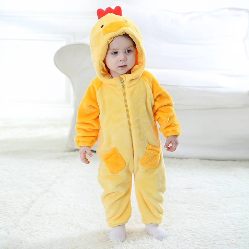 Dette billede viser et nuttet og blødt gult kyllingekostume til børn. Dragten er lavet af vamset flannel med en hvid mave, vinger på ærmerne og en hætte, der har et sødt kyllingeansigt med et orange næb og øjne.