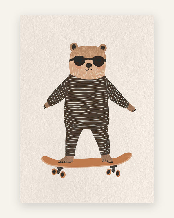 Fed børneplakat med en brun bjørn i mørk stribet dragt og sorte solbriller på et orange skateboard, til børneværelset.