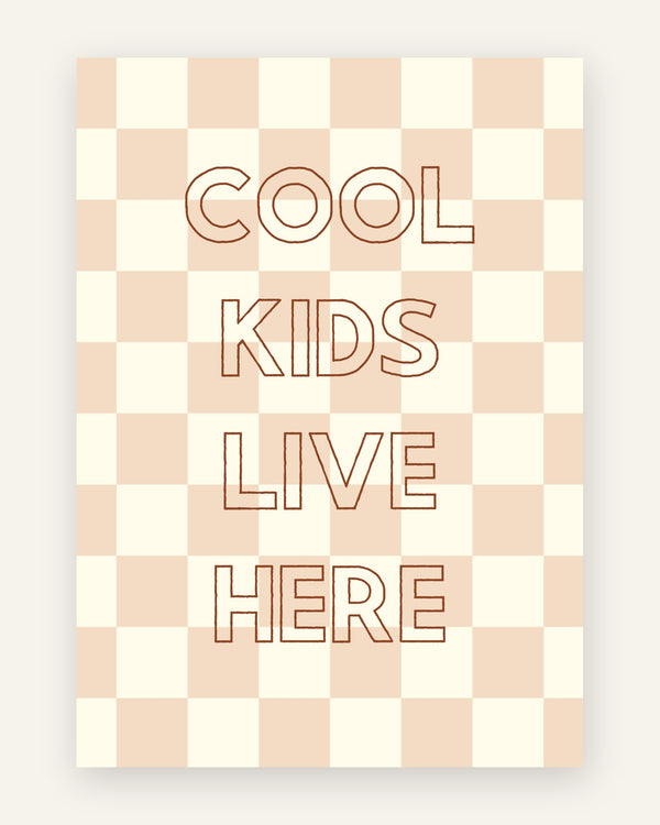 Børneplakat med cool kids live here i beige til børneværelset