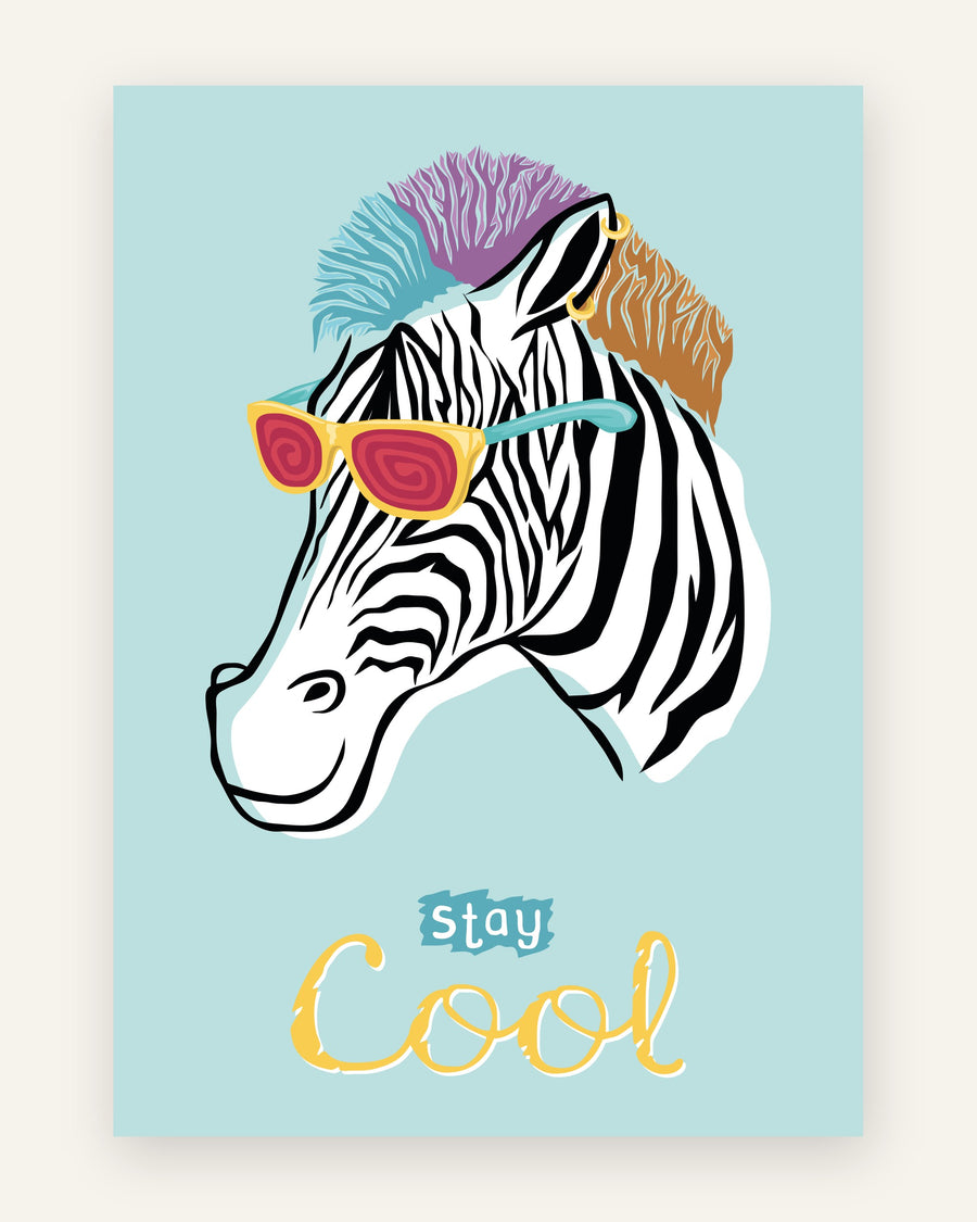 Børneplakat i pop-art med zebrahoved i profil med farverig mohican-manke i blå, lilla og orange og gule solbriller under teksten Stay Cool på lyseblå baggrund til drengeværelset