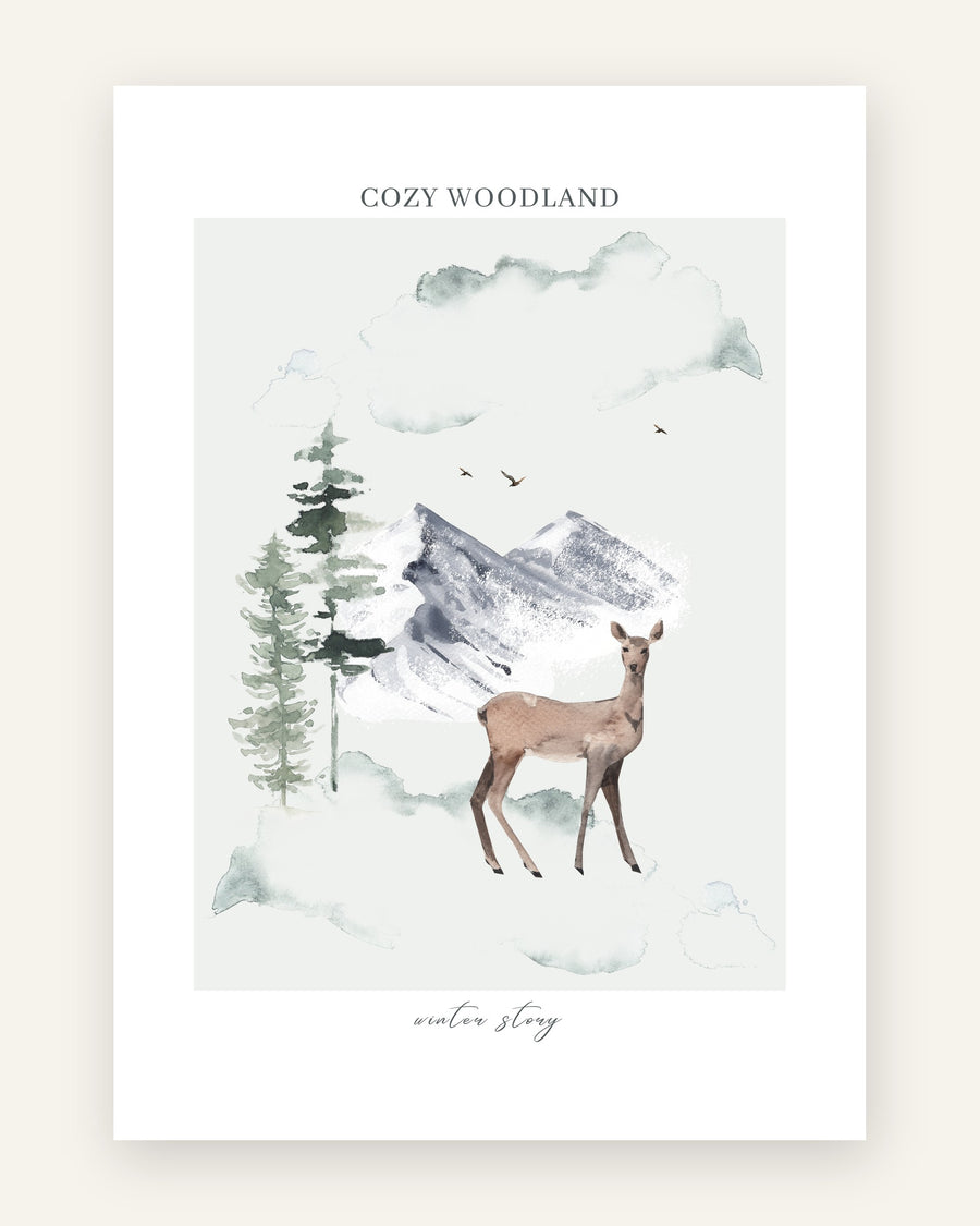 Sød børneplakat med et brunt akvarelrådyr foran sneklædte bjerge og grønne fyrretræer, med teksten cozy woodland, til børneværelset.
