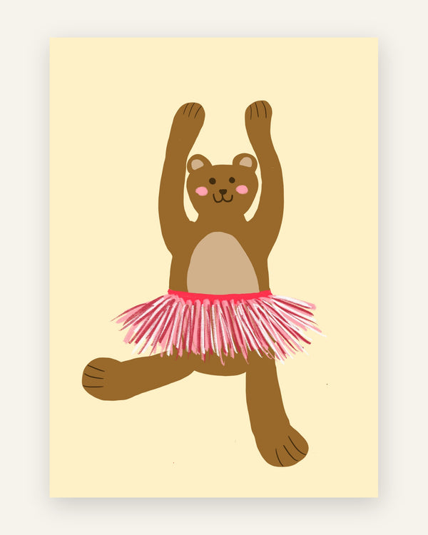 Børneplakat med glad brun bjørn, der danser i en fluffy lyserød tutu på en lys gul baggrund til pigeværelset