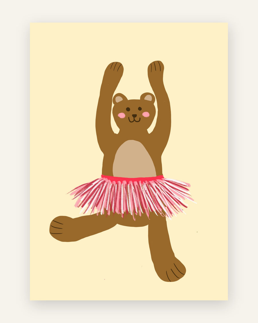 Børneplakat med glad brun bjørn, der danser i en fluffy lyserød tutu på en lys gul baggrund til pigeværelset