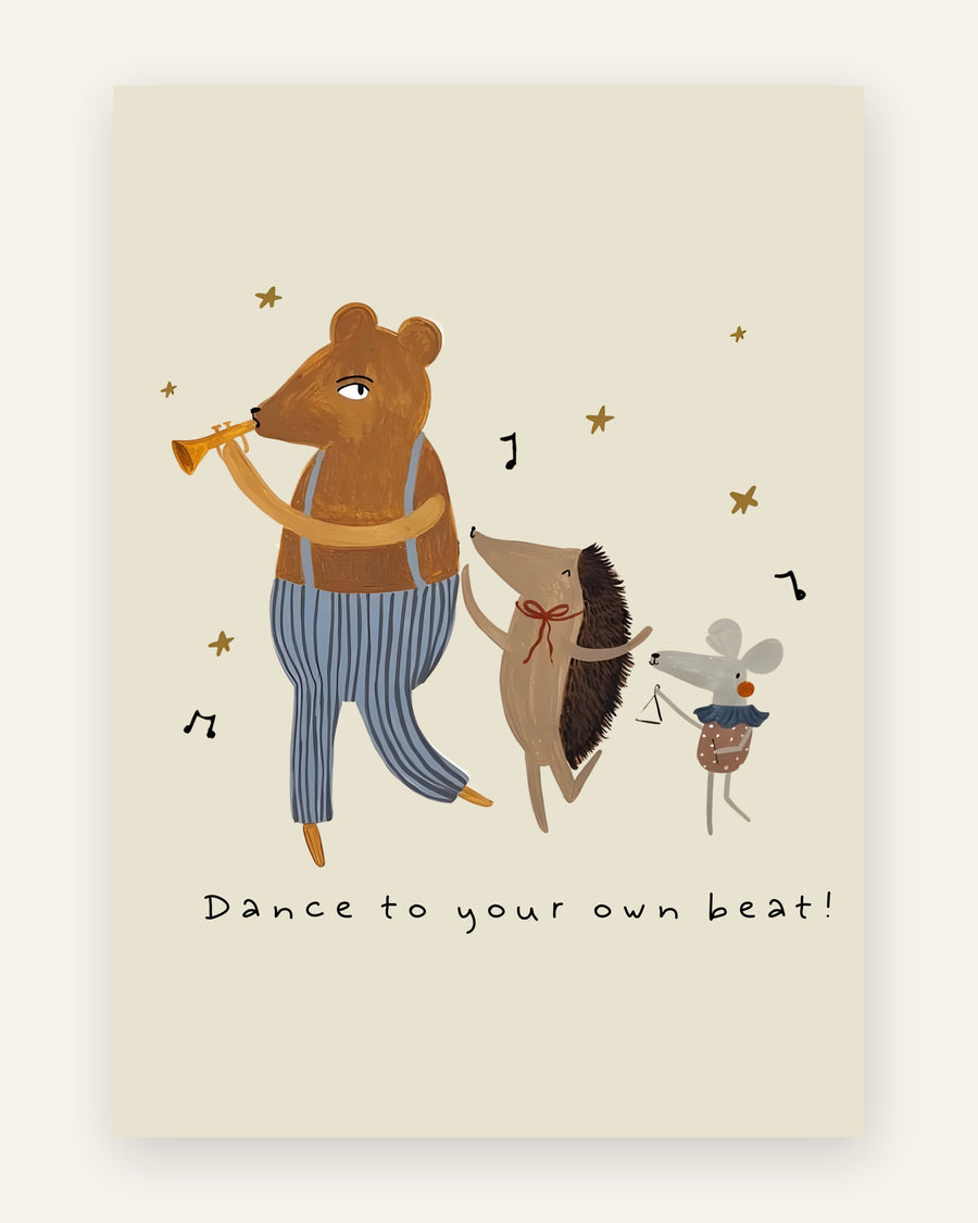 Sød børneplakat med en bjørn der spiller trompet, et pindsvin og en mus, med teksten dance to your own beat, til børneværelset.