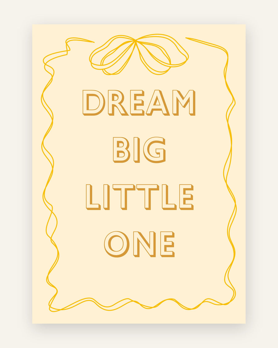 Børneplakat med dream big little one i gule toner til børneværelset