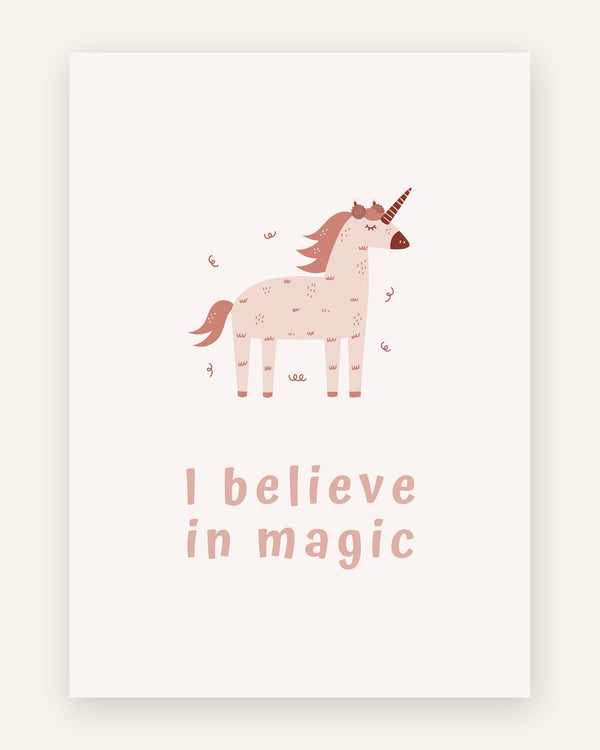 Børneplakat med enhjørning i believe in magic i lyserøde toner til pigeværelset