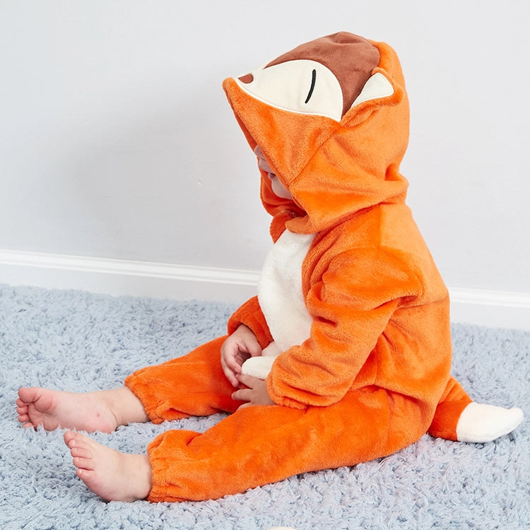 Et blødt og nuttet rævekostume til børn i en flot orange farve med hvid mave. Dragten har en hætte med ræveører og et detaljeret ansigt, samt en lang, busket hale bagpå, hvilket gør den ideel til både leg og fastelavn.