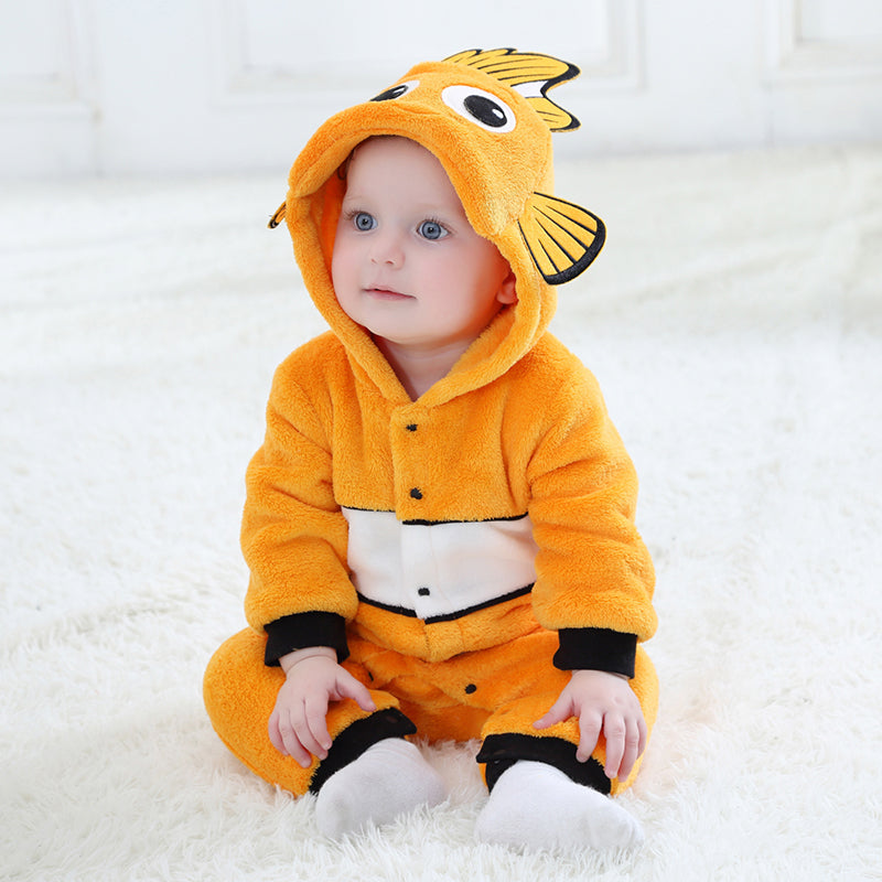 Dette billede viser et farverigt og blødt Nemo-kostume til børn, inspireret af den populære klovnefisk. Dragten er i en klar orange farve med de karakteristiske hvide og sorte striber, en sød hætte med øjne og små finner på siderne. Den er lavet i et behageligt flannelmateriale, der gør den perfekt til udklædning og leg.