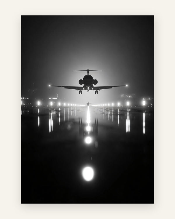 Sort-hvid plakat med et privatjet, der lander om natten over en landingsbane med glitrende lys og refleksioner, cinematisk stil