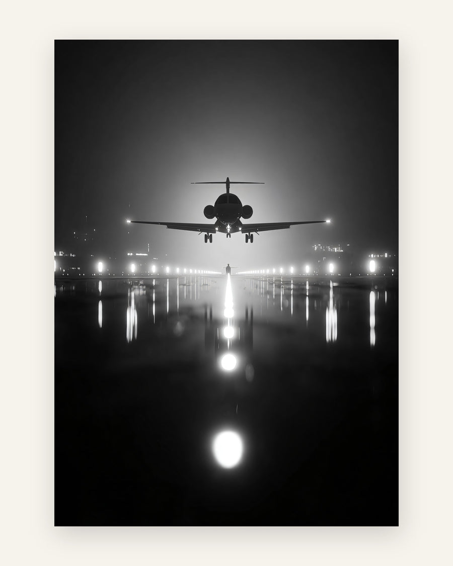 Sort-hvid plakat med et privatjet, der lander om natten over en landingsbane med glitrende lys og refleksioner, cinematisk stil