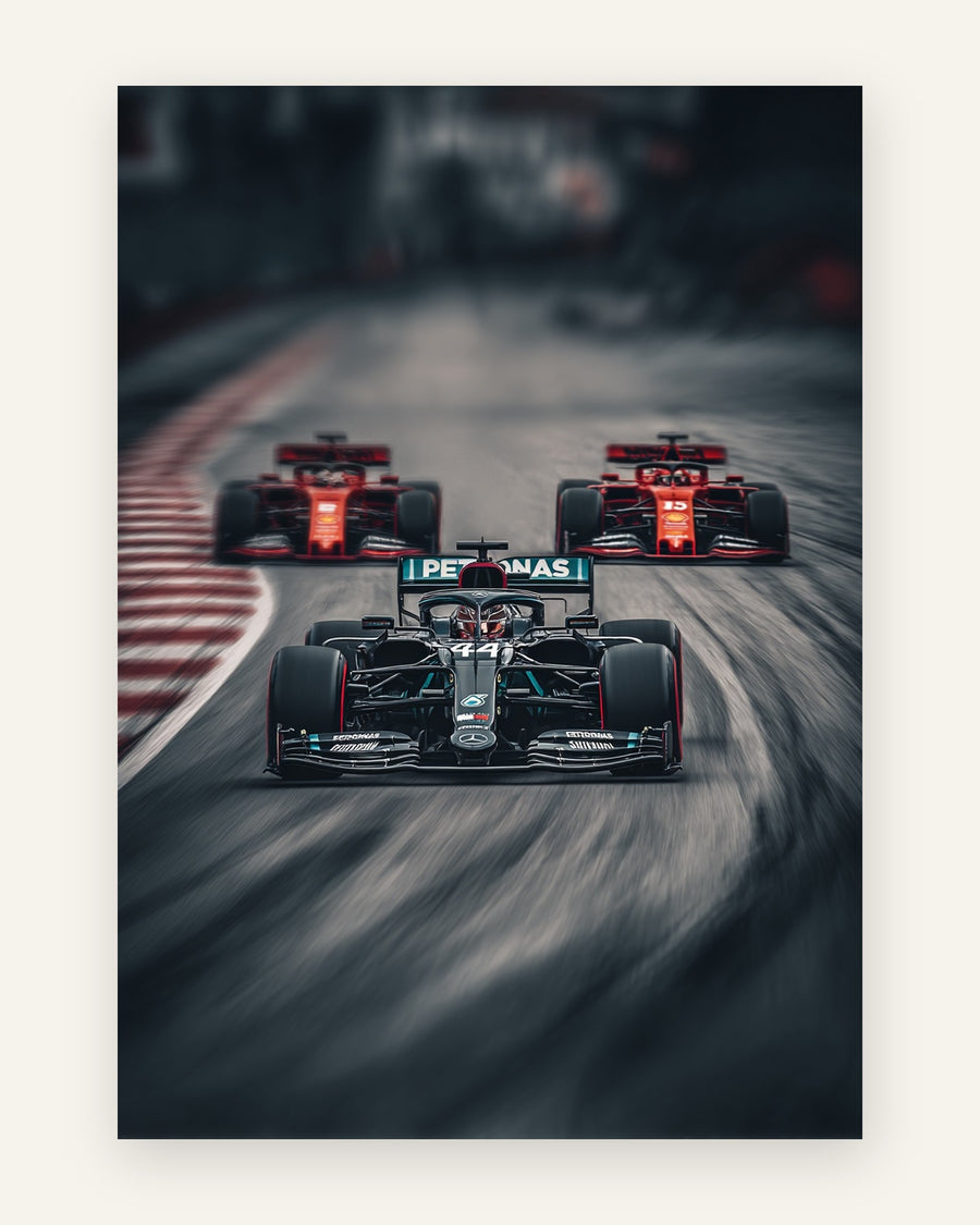 Tre Formel 1-racerbiler i fart på banen, en mørk racer forfulgt af to røde biler med motion blur