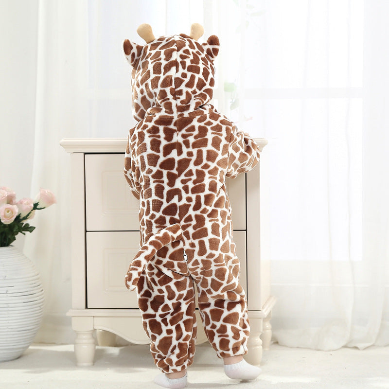 Et nærbillede af et nuttet girafkostume til børn, udført i et blødt og plysset materiale med de karakteristiske brune pletter på en beige baggrund. Dragten har en hætte med et sødt girafansigt, små horn og ører, hvilket gør den ideel til både leg og udklædning.