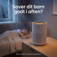 LullaAir™ luftrenser med natlys på natbord ved tremmeseng med sovende barn