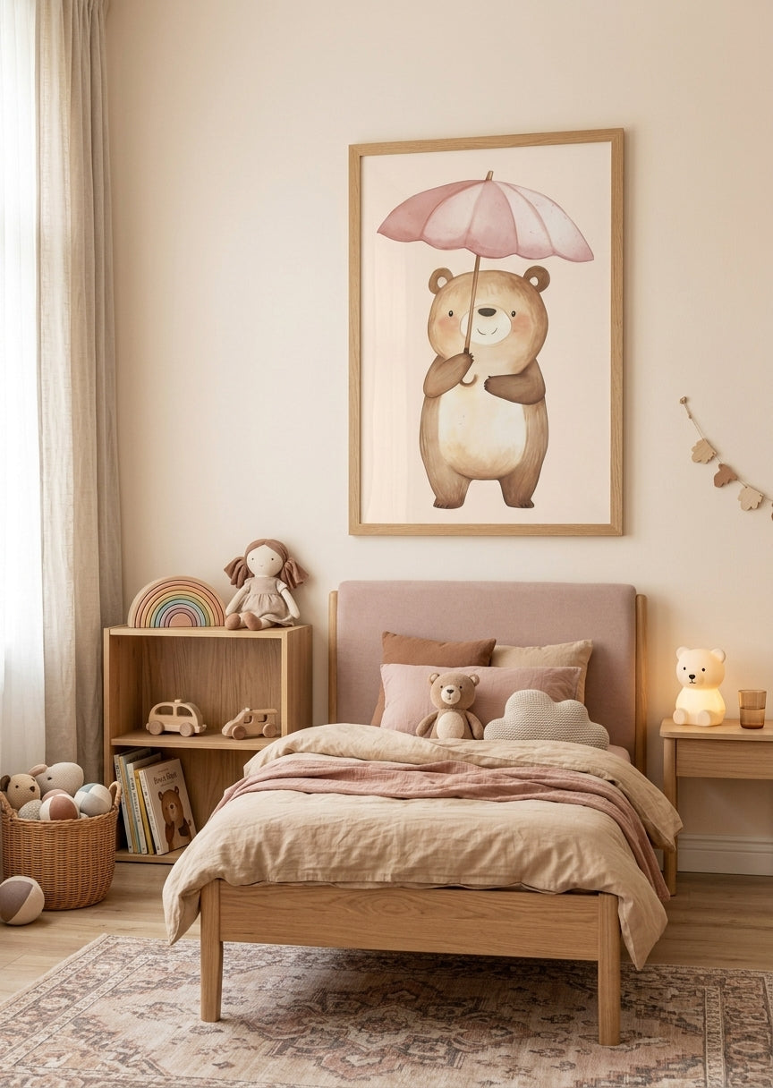 Børneplakat med bamse under paraply til børneværelset