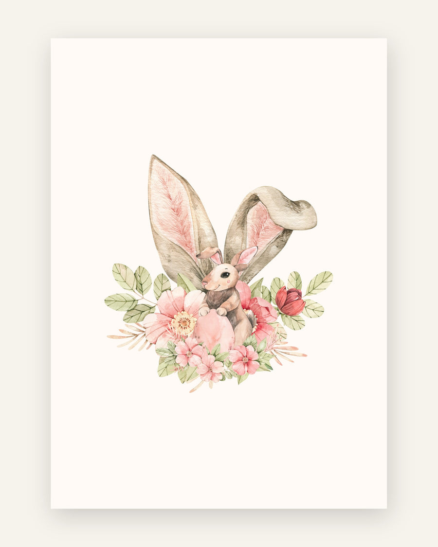 Børneplakat i blød akvarel med kanin med lange ører i en krans af lyserøde blomster og grønne blade med et lyserødt æg til pigeværelset