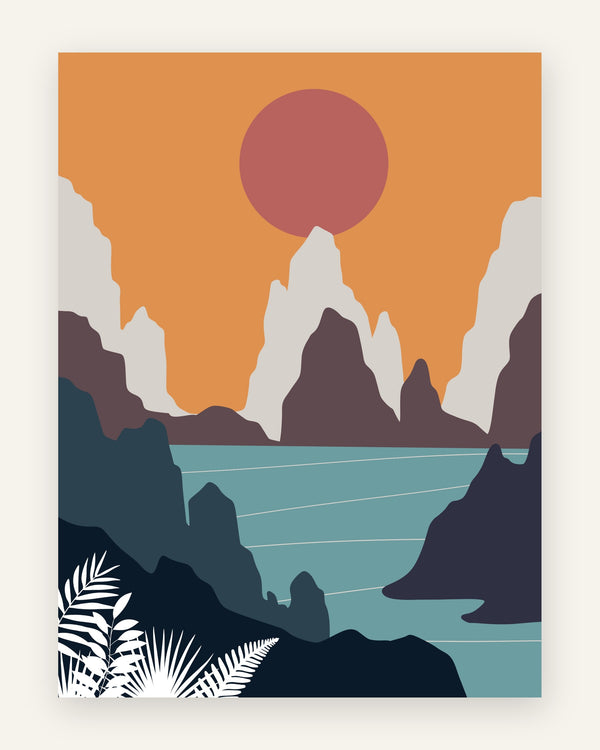 Grafisk plakat med grå og mauve klippetinder, stor korallød sol på orange himmel, teal bugt og hvide bregneblade til børneværelset