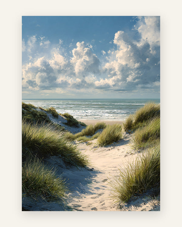 Malerisk kystbillede med sandsti gennem grønne marehalmsklitter ned mod blåt hav under himmel med hvide skyer