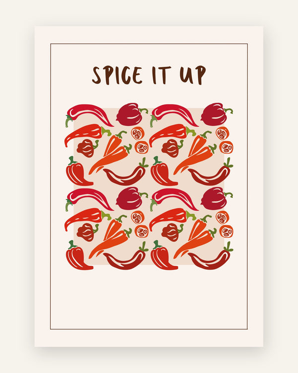 Køkkenplakat med mønster af røde chili og peberfrugter og teksten Spice It Up på creme baggrund