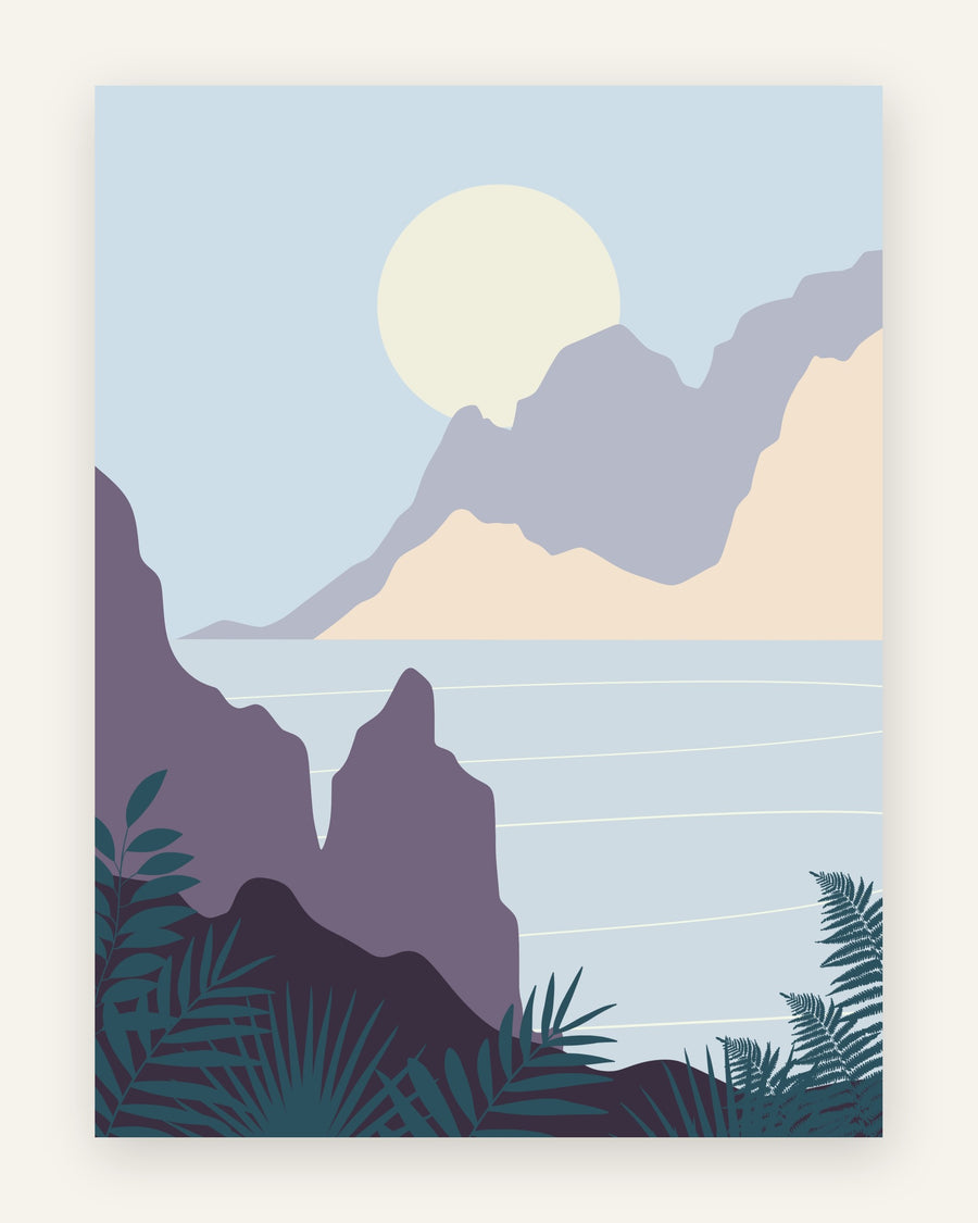 Minimalistisk plakat med lilla bjerge og klipper, bleg måne på lyseblå himmel, roligt hav og grønne palmeblade til børneværelset