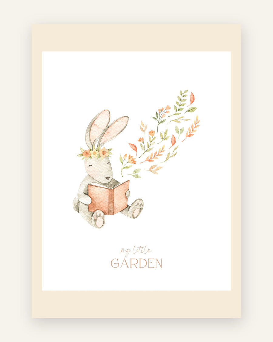 Børneplakat med en grå kanin med blomsterkrans, der læser en terrakotta bog med blade og blomster, og teksten my little garden, i akvarel til børneværelset