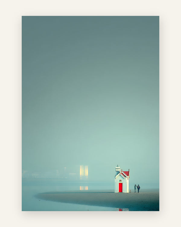 Fotografisk plakat med lille hvidstribet fyrhus med rød dør ved havet i lyse mintgrønne toner