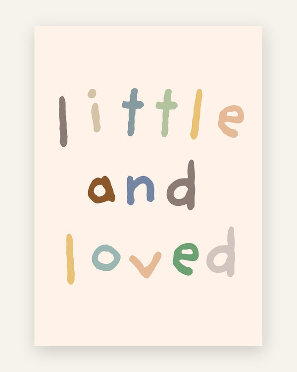 Børneplakat med little and loved i bløde pasteller til børneværelset
