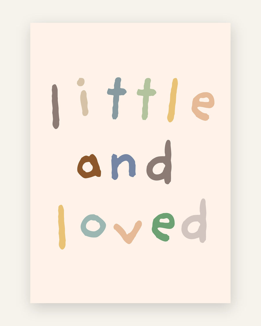 Børneplakat med little and loved i bløde pasteller til børneværelset