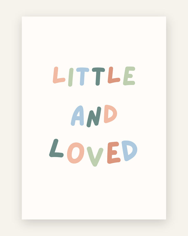 Børneplakat med little and loved i bløde pasteller til børneværelset