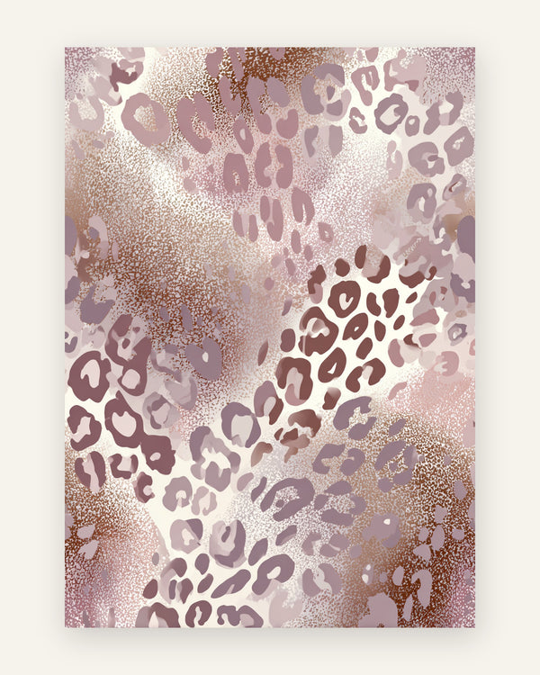 Plakat med leopardmønster i støvet rosa og mauve med skinnende kobber-detaljer på creme baggrund