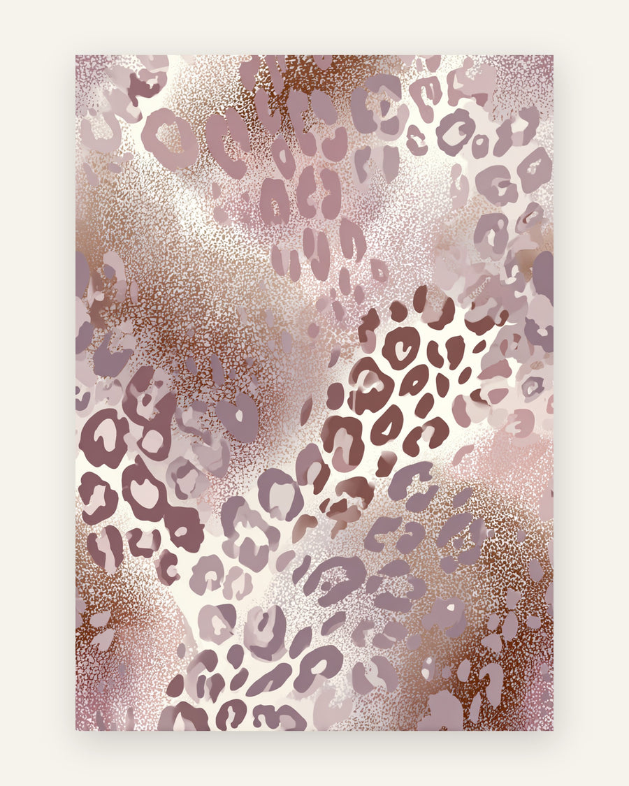 Plakat med leopardmønster i støvet rosa og mauve med skinnende kobber-detaljer på creme baggrund