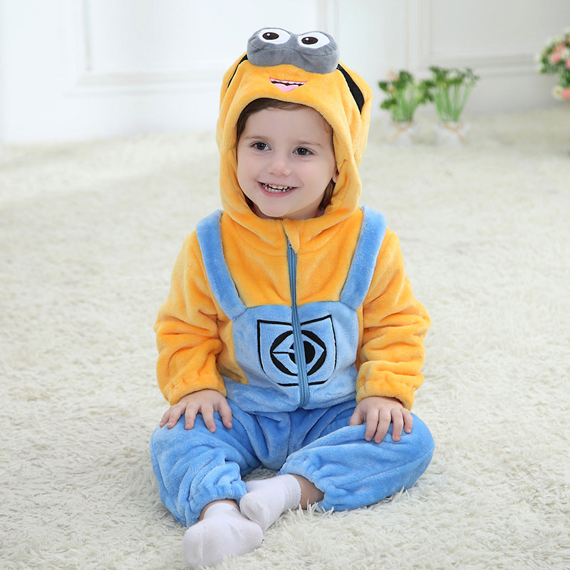 Et farverigt Minion-kostume til børn lavet af blødt, gult og blåt flannel. Dragten har de klassiske denim-overalls detaljer, en hætte med et stort øje og briller samt små hår på toppen, hvilket gør den perfekt til leg og fastelavn.