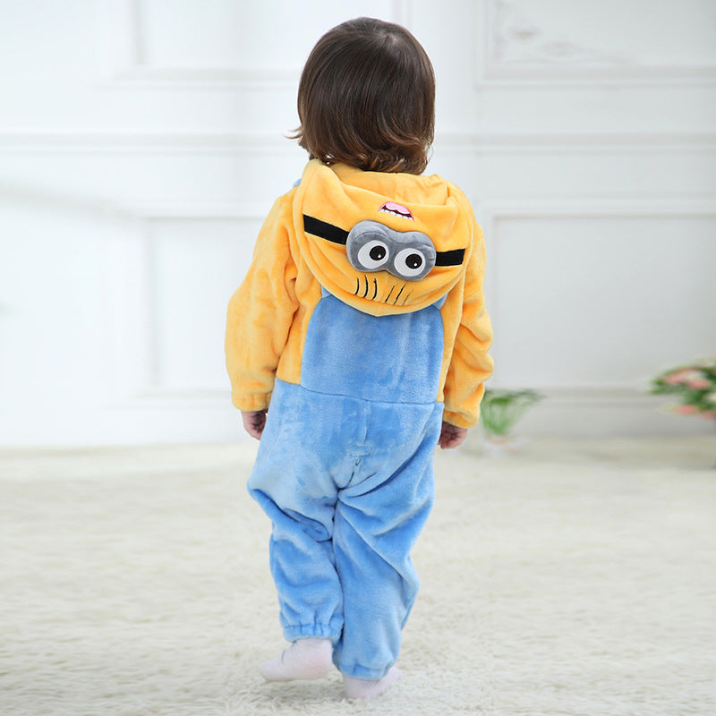 Et charmerende og blødt Minion-kostume til børn, formet som en heldragt i gul og blå. Dragten har de klassiske overalls og en hætte med de ikoniske store briller og et glad ansigt, perfekt til leg eller fastelavn.