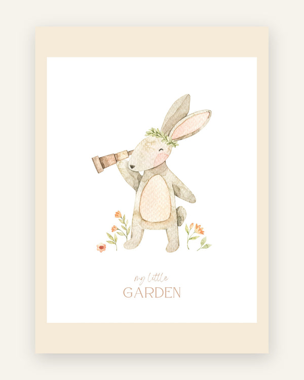 Børneplakat med en grå kanin med bladkrans, der kigger gennem en kikkert blandt orange blomster, og teksten my little garden i akvarel til børneværelset