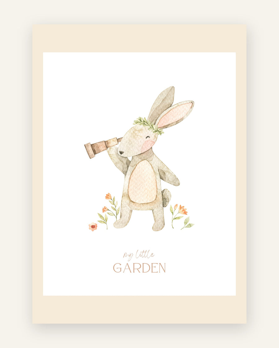 Børneplakat med en grå kanin med bladkrans, der kigger gennem en kikkert blandt orange blomster, og teksten my little garden i akvarel til børneværelset