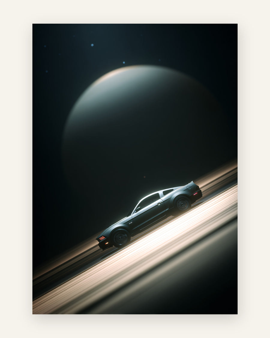 Mørk muskelbil der kører langs en planets lysende ringe under en stjernehimmel