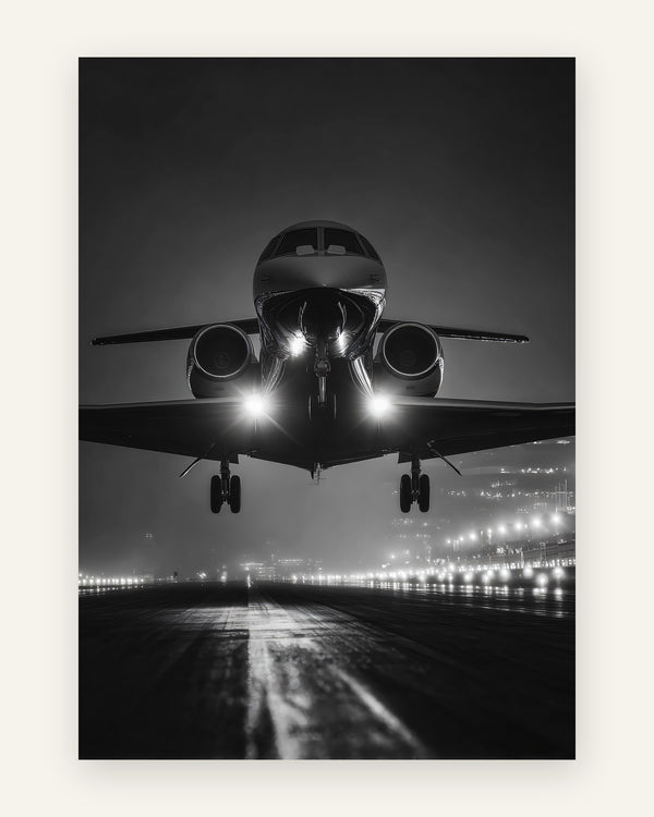 Sort-hvid plakat med et privatjet, der lander forfra om natten med skarpe landingslys og våd, reflekterende landingsbane, cinematisk stil