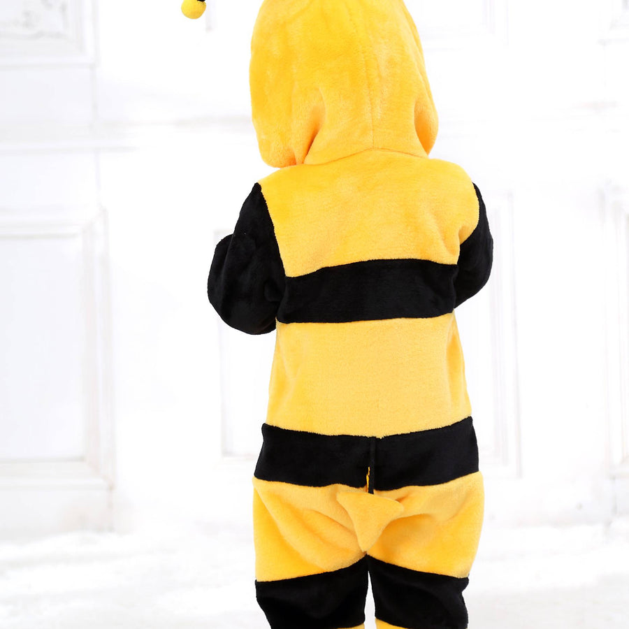 Et nuttet og blødt bi-kostume til børn, der er designet som en behagelig heldragt i klassiske gule og sorte striber. Kostumet har en fastgjort hætte med små følehorn og fine vinger bagpå, hvilket gør det ideelt til både fastelavn, udklædningsfester og sjov leg derhjemme.
