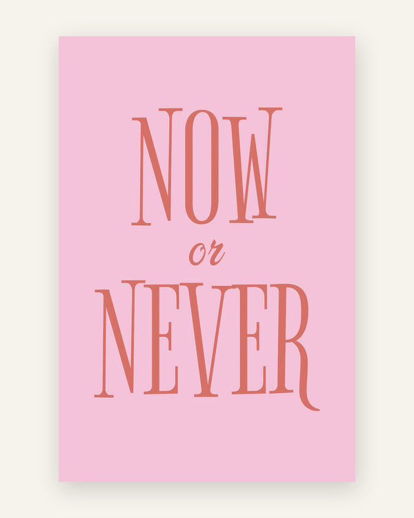 Børneplakat med now or never i lyserøde toner til børneværelset