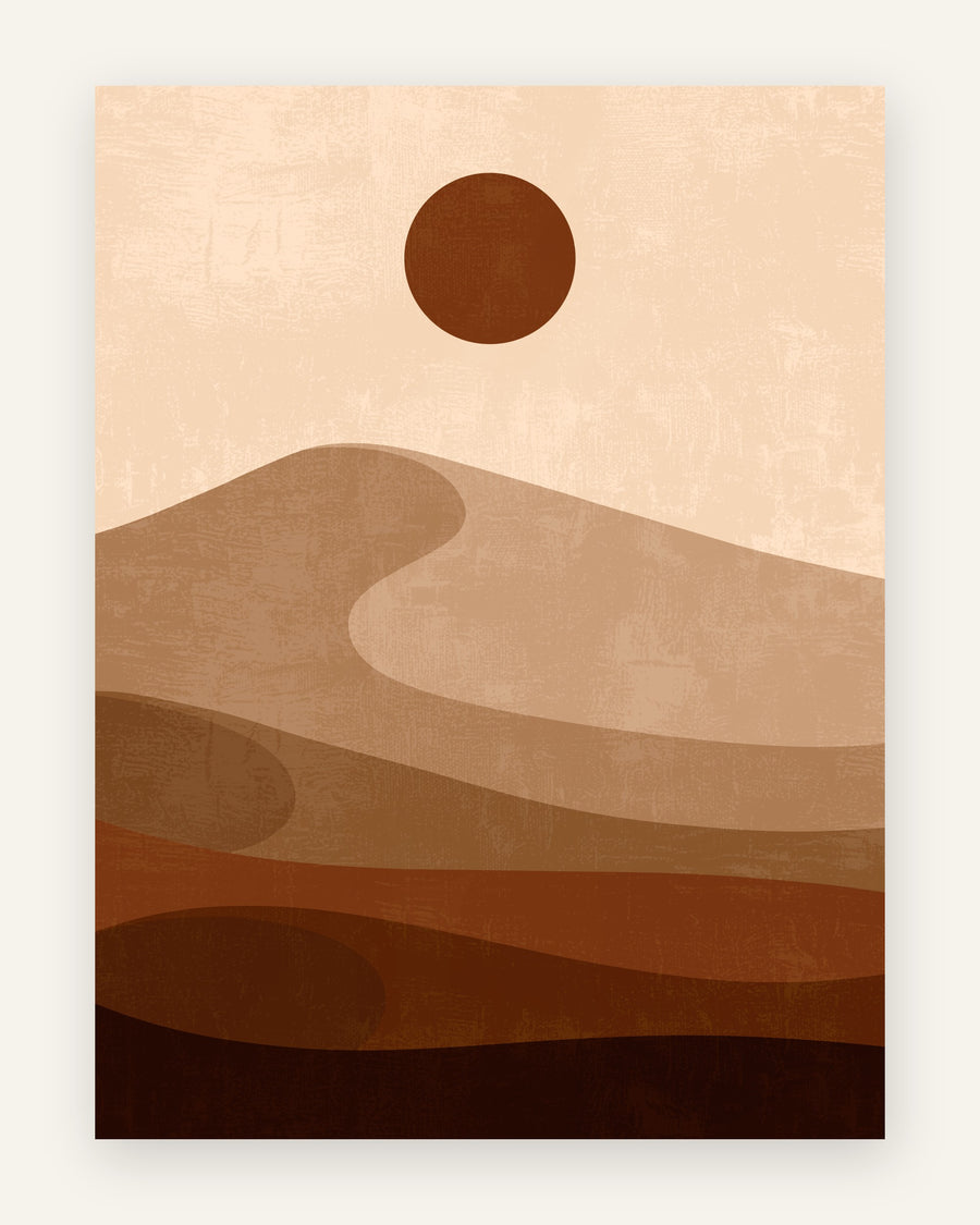 Abstrakt boho-plakat med bølgende ørkenklitter i tan, rust og brunt under en mørkebrun solskive på en cremefarvet himmel