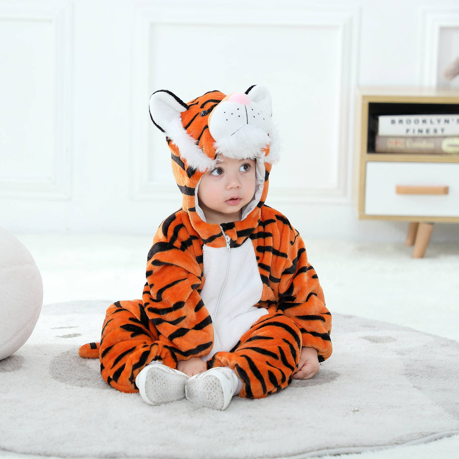 Et nuttet og blødt orange tigerkostume til børn med sorte striber, hvid mave og en matchende hætte med små ører. Dragten er lavet af behageligt flannelmateriale og har en praktisk lynlås foran, der gør den ideel til både leg og fastelavn.