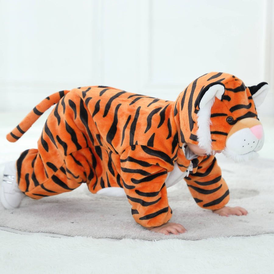 Et nærbillede af et nuttet, orange tigerkostume til børn med sorte striber. Dragten er lavet af blødt flannel og har en polstret hætte med ører og et detaljeret tigeransigt, der gør udklædningen både sjov og livagtig.